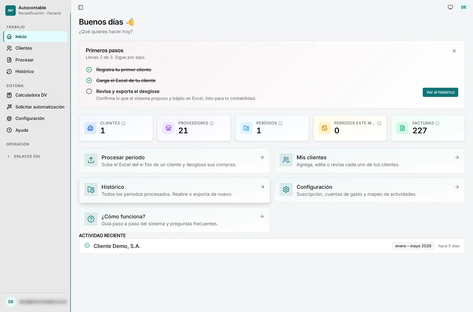Pantalla de inicio de Autocontable con los contadores de clientes, proveedores, períodos y facturas, los accesos a procesar un período y al histórico, y la actividad reciente.